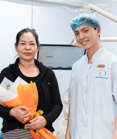 Bac-Duy-Tung-chup-hinh-voi-benh-nhan-2