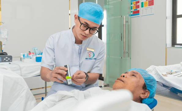 Bac-Tin-thuc-hien-cay-ghep-implant-cho-benh-nhan