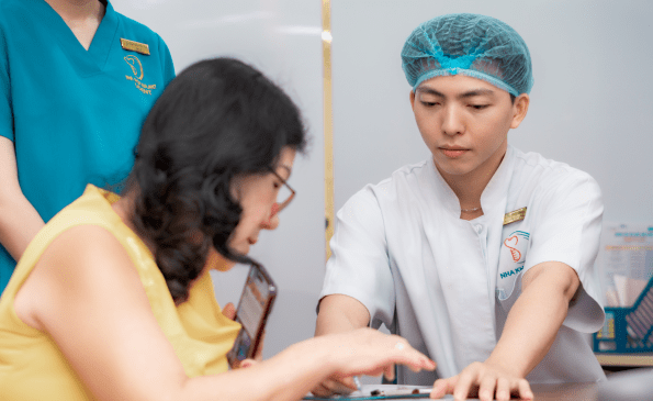 bac-Tung-tham-kham-cho-benh-nhan-1