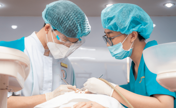 bac-Tung-tham-kham-cho-benh-nhan-2