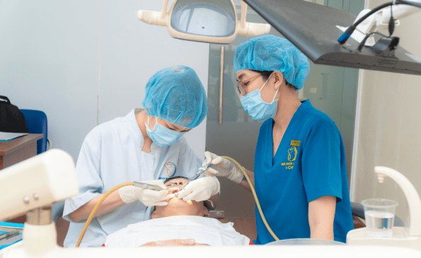 Bac-si-My-kham-cho-benh-nhan-1