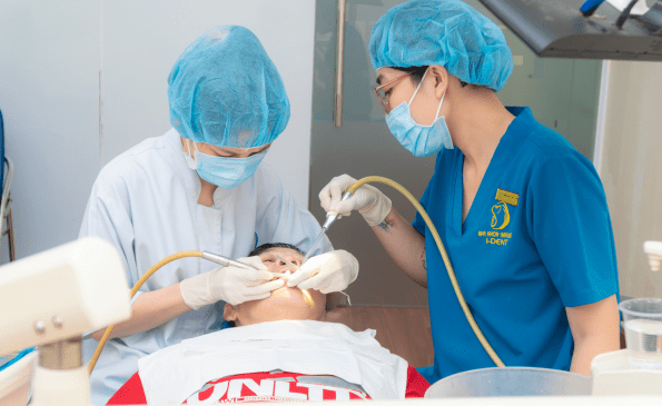 Bac-si-My-kham-cho-benh-nhan-2