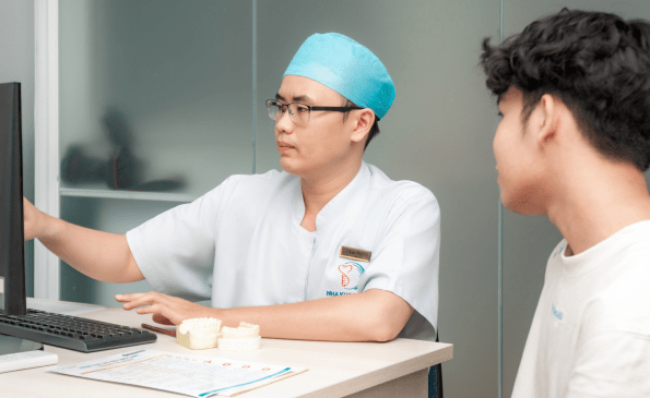 Bac -si-Phong-tham-kham-benh-nhan-2