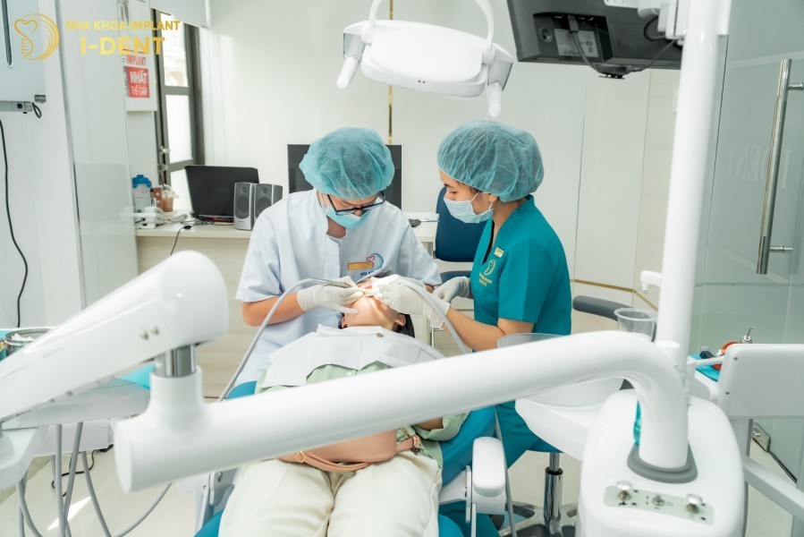 Benh-nhan-nen-truc-tiep-toi-nha-khoa-de-bac-si-tu-van-ve-chi-phi-nieng-rang