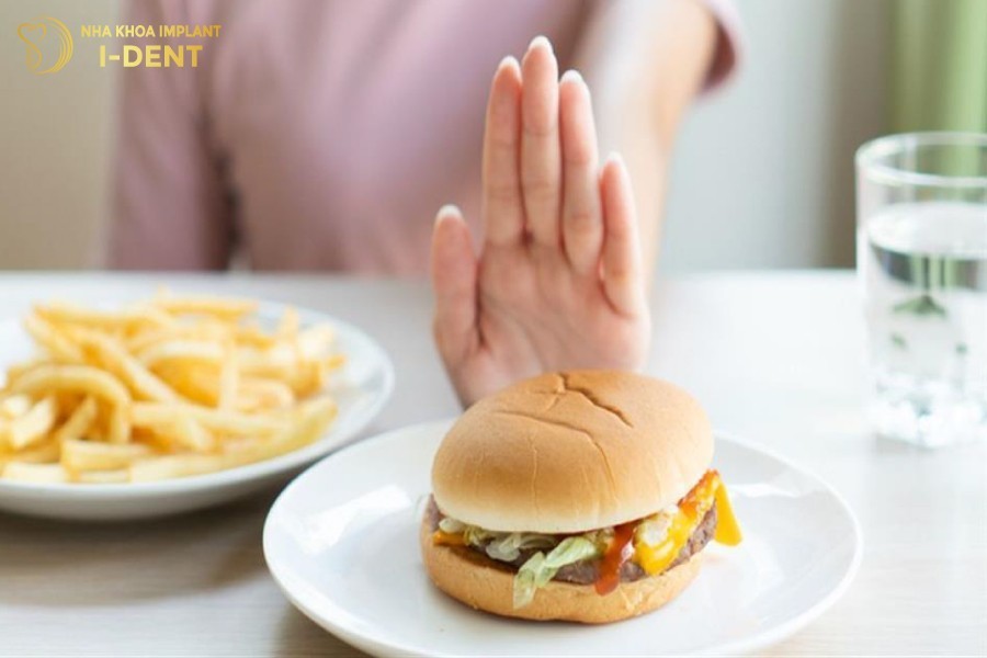 Tránh thức ăn dai, dính, cay, nóng