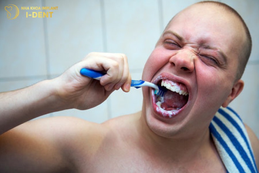 tụt nướu khi niềng răng