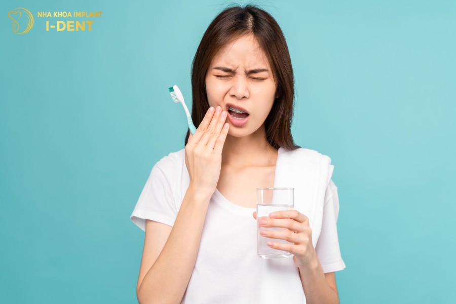 niềng răng tụt lợi