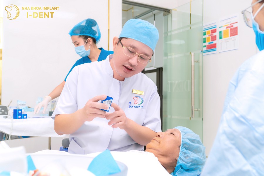 Nha-khoa-I-DENT-so-huu-doi-ngu-bac-si-chuyen-mon-cao