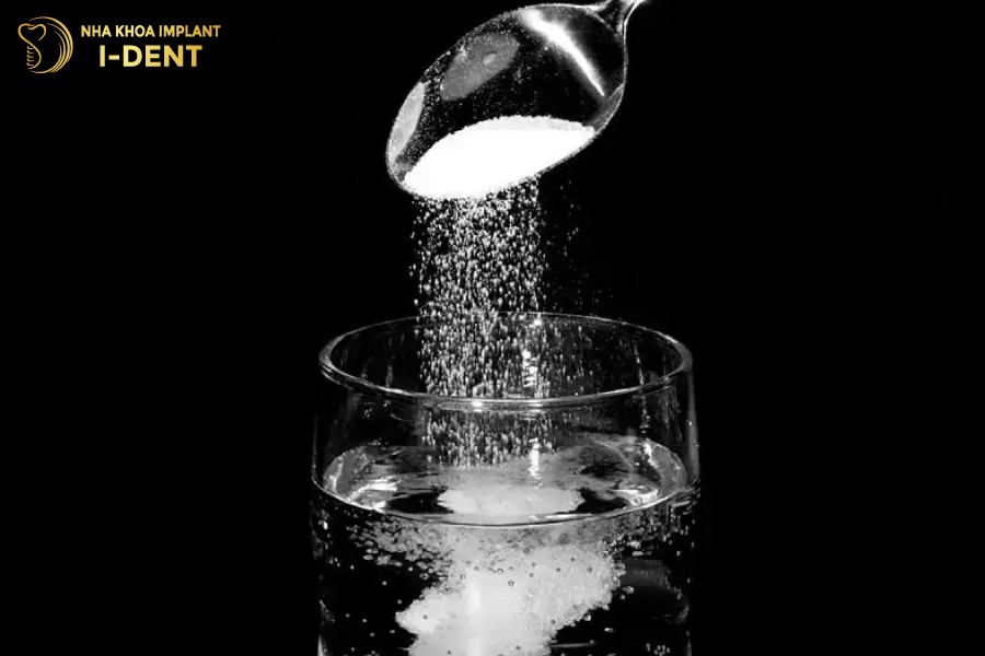Suc-mieng-bang-nuoc-muoi-la-cach-giam-dau-khi-nieng-hieu-qua
