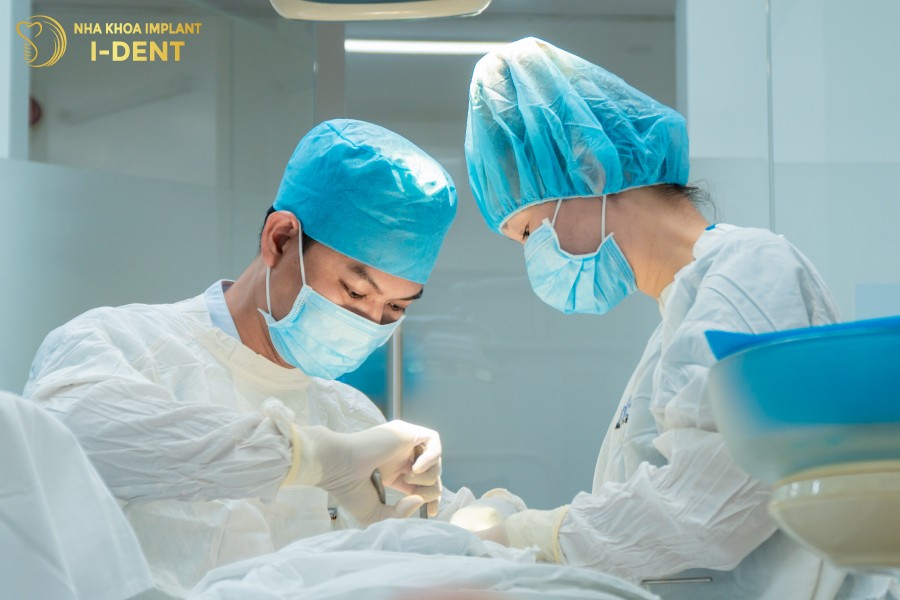 Tái khám định kỳ để bác sĩ kiểm tra răng.