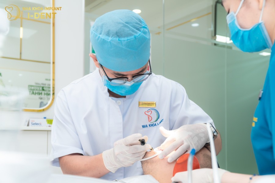 Bác sĩ tiến hành trám bổ sung với miếng trám răng bị vỡ ít