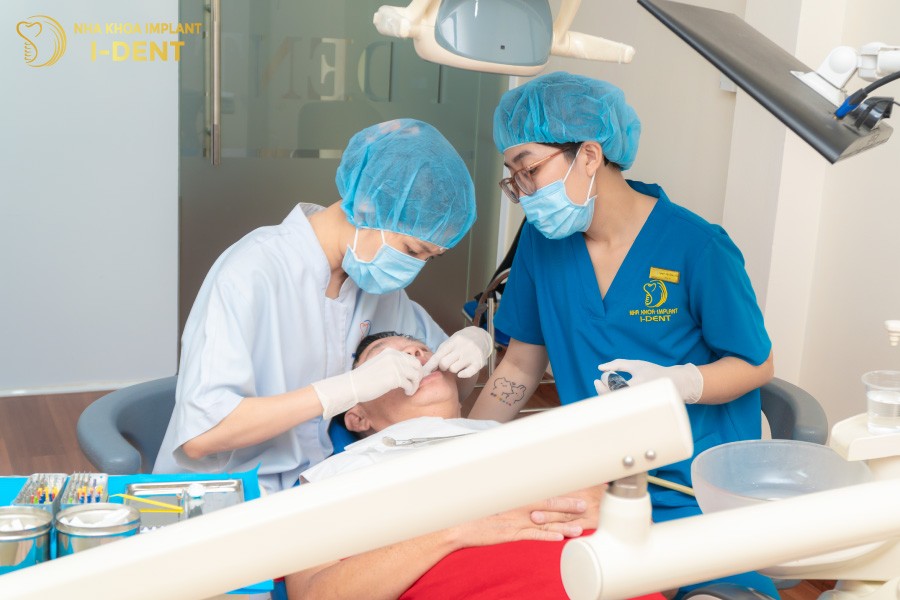 Bac-si-nha-khoa-I-DENT-thuc-hien-tham-my-rang-su