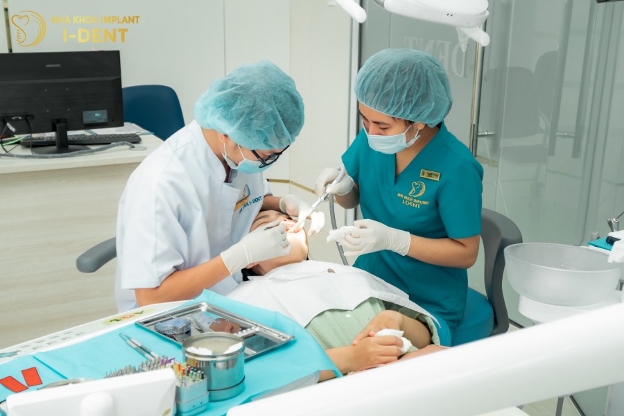 Bac-si-tien-hanh-dieu-tri-tuy-lai-de-lam-sach-phan-tuy-viem-con-sot