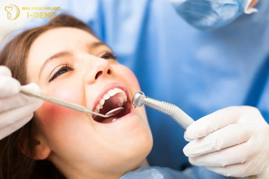 Bac-si-tien-hanh-tram-lai-rang-bi-sau