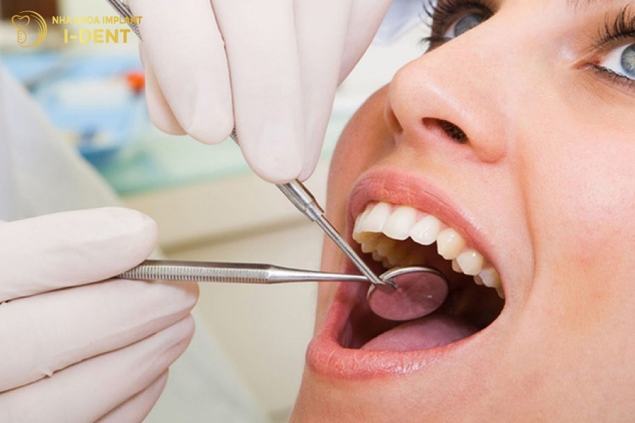 Gap-bac-si-khi-co-tinh-trang-rang-tram-bi-e