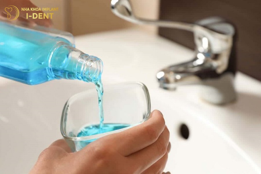Dung-nuoc-suc-mieng-giup-tieu-diet-vi-khuan-con-sot-lai-trong-khoang-mieng