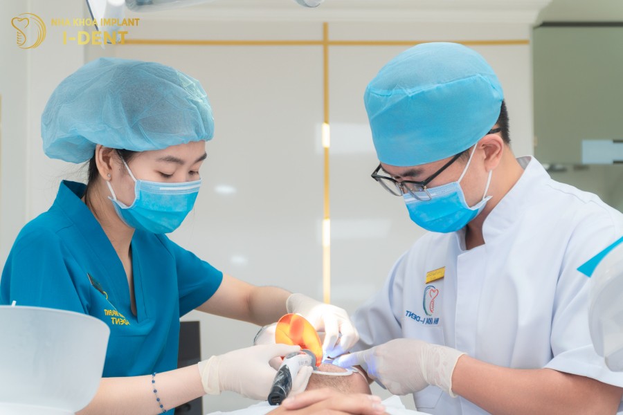 Tay-trang-rang-tai-nha-khoa-I-DENT