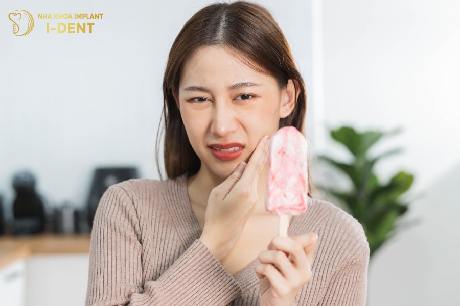 Khi-bi-tut-loi-rang-tro-nen-nhay-cam-khi-an-uong