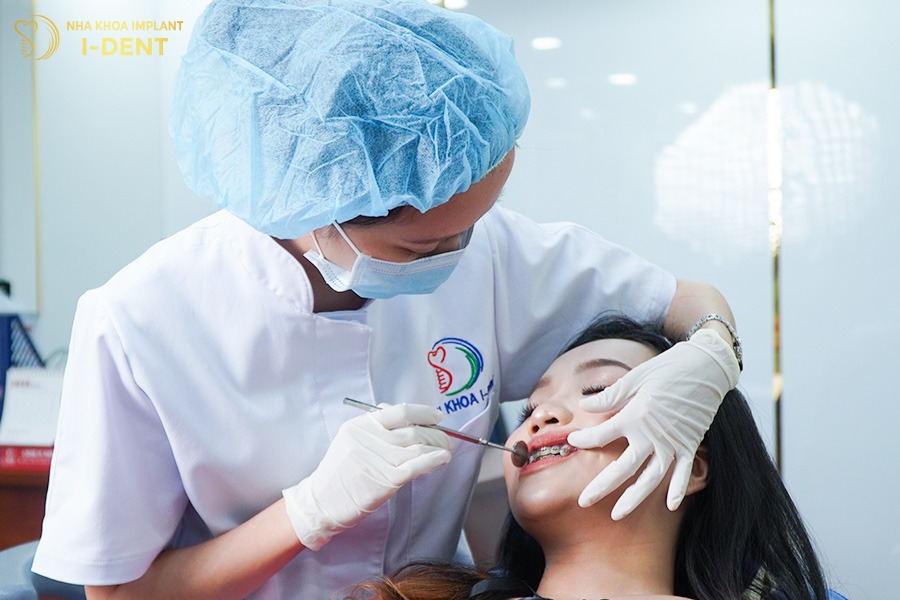 cắm vít niềng răng bao lâu thì tháo