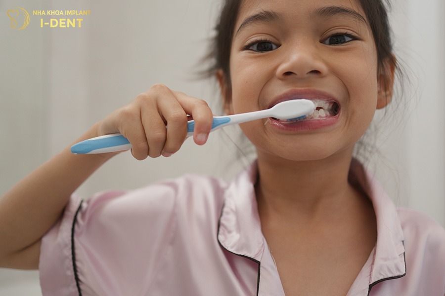 Chăm sóc răng sau niềng đúng cách để duy trì kết quả lâu dài.