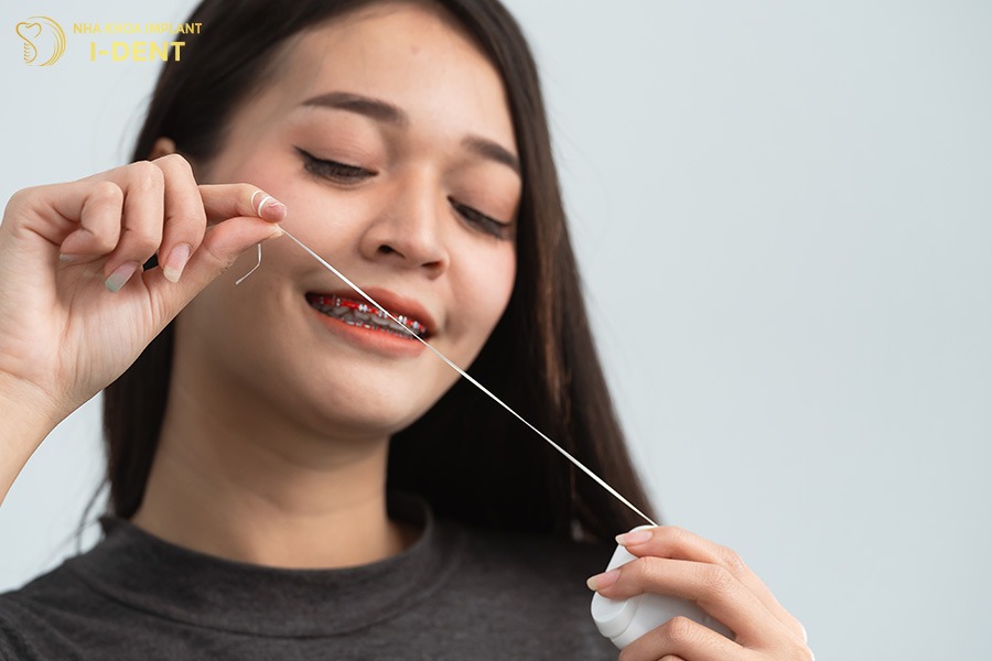 Kết hợp dùng chỉ nha khoa để làm sạch kẽ răng hiệu quả.