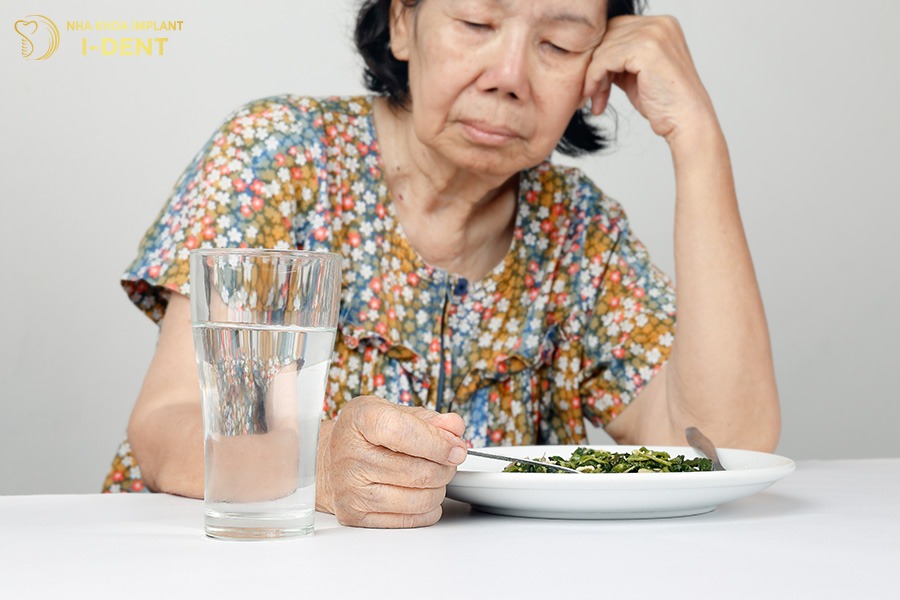 Bị rụng răng ảnh hưởng đến khả năng ăn nhai và hệ tiêu hóa.