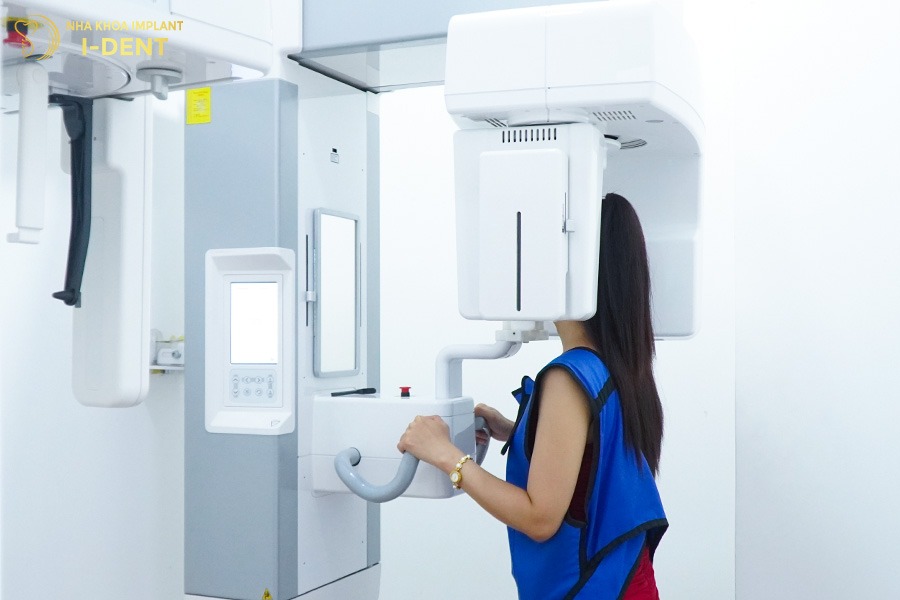 Trang thiết bị tiên tiến giúp bác sĩ xác định chính xác vị trí cấy trụ implant.