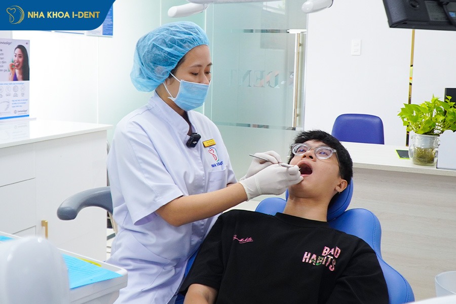 Bác sĩ có chuyên môn cao sẽ lên phác đồ chuẩn giúp răng dịch chuyển đúng hướng