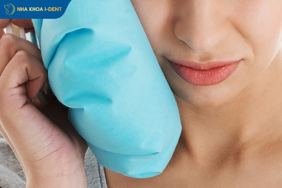 chườm đá lạnh giảm ê buốt