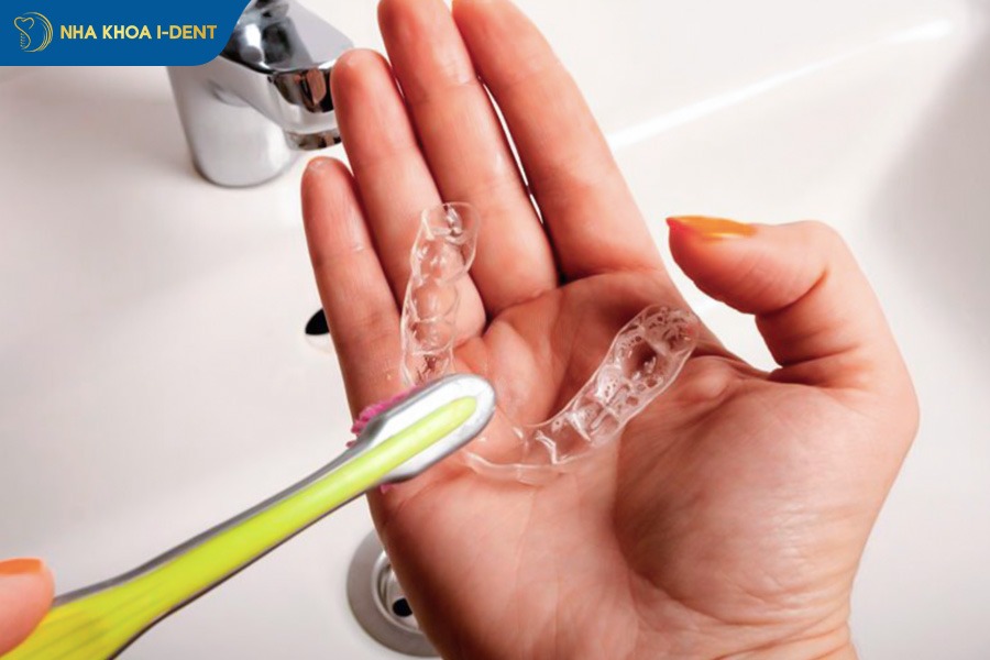 Thói quen chăm sóc răng miệng và vệ sinh khay niềng cũng ảnh hưởng cảm giác đau.