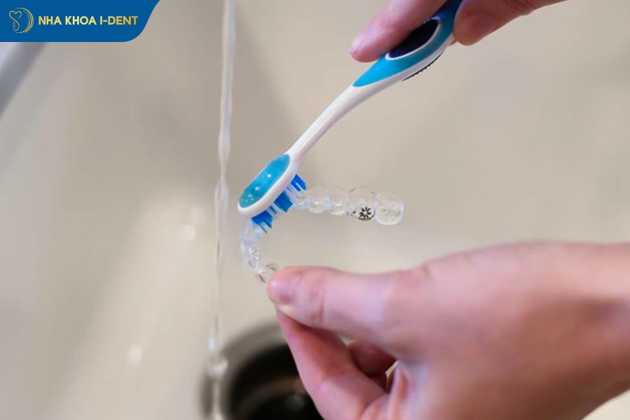 Vệ sinh răng miệng và khay niềng sạch sẽ