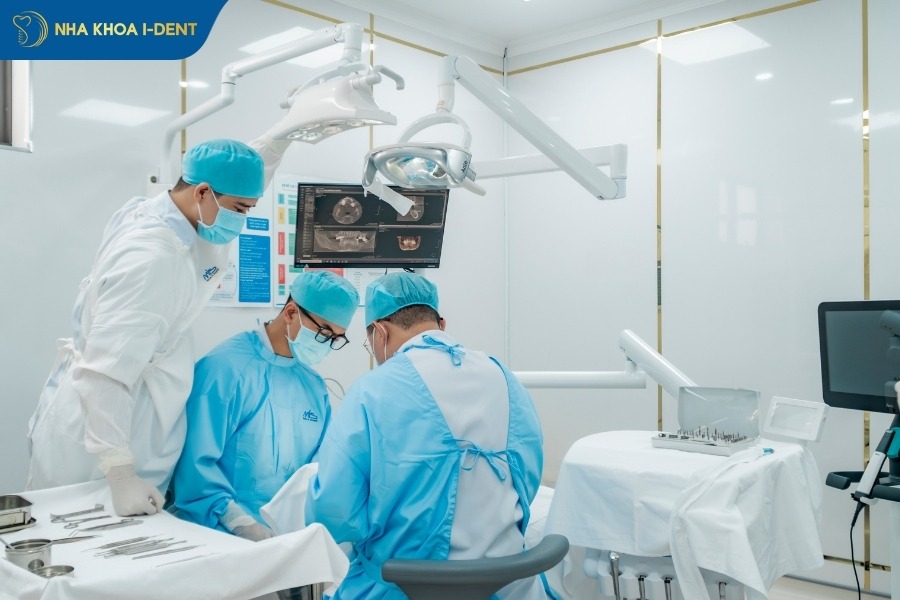 cắm vít niềng răng có đau không