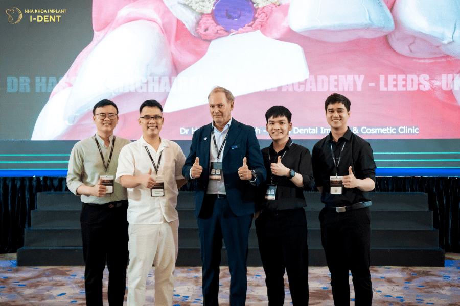 Bác sĩ I-Dent cùng TS.BS. Egon Euwe – bậc thầy trong kỹ thuật ghép xương và tái tạo mô