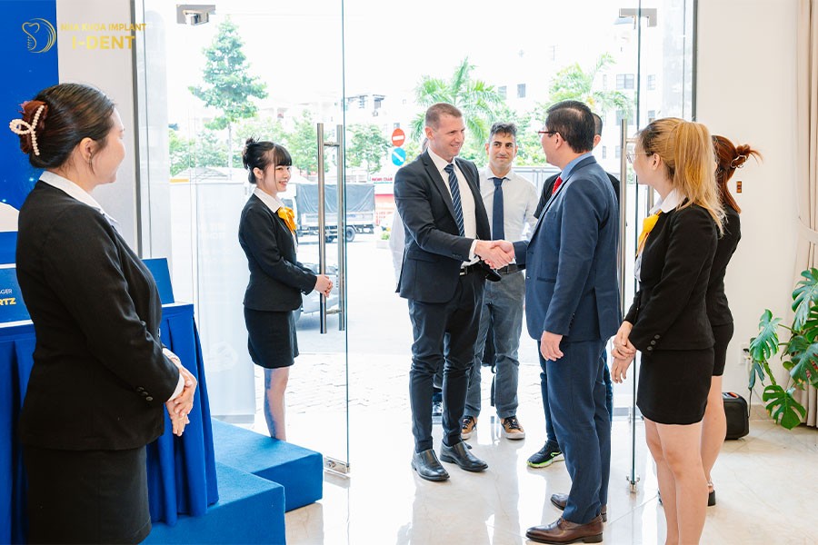 Các-đại-diện-cấp-cao-từ-công-ty-Mis-Implant-Technologie