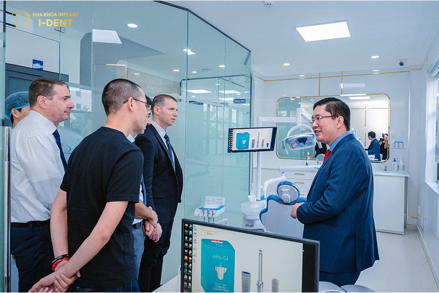 Đoàn-đại-diện-trực-tiếp-tham-quan-cơ-sở-vật-chất-của-nha-khoa-I-Dent