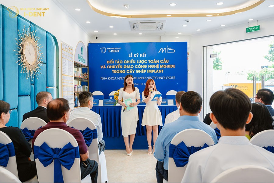 Đội-ngũ-bác-sĩ-I-Dent-và-quý-khách-hàng-tham-gia-lễ-ký-kết