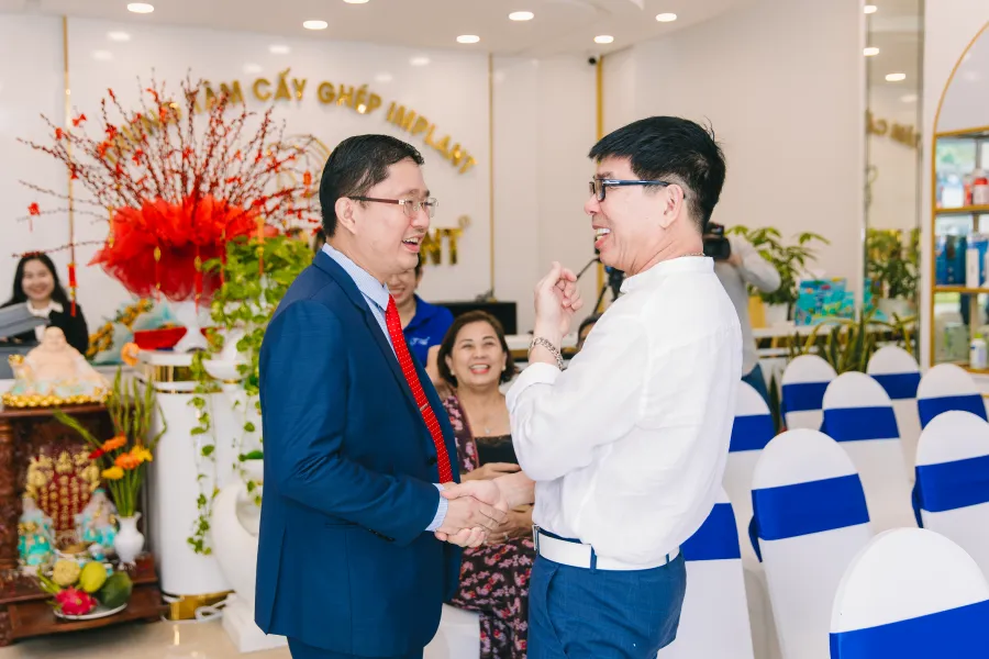 Khách hàng thân thiết đến tham dự lễ ký kết của nha khoa