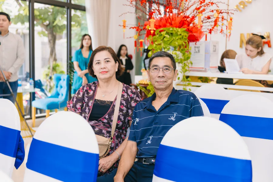 Khách hàng thân thiết đến tham dự lễ ký kết của nha khoa