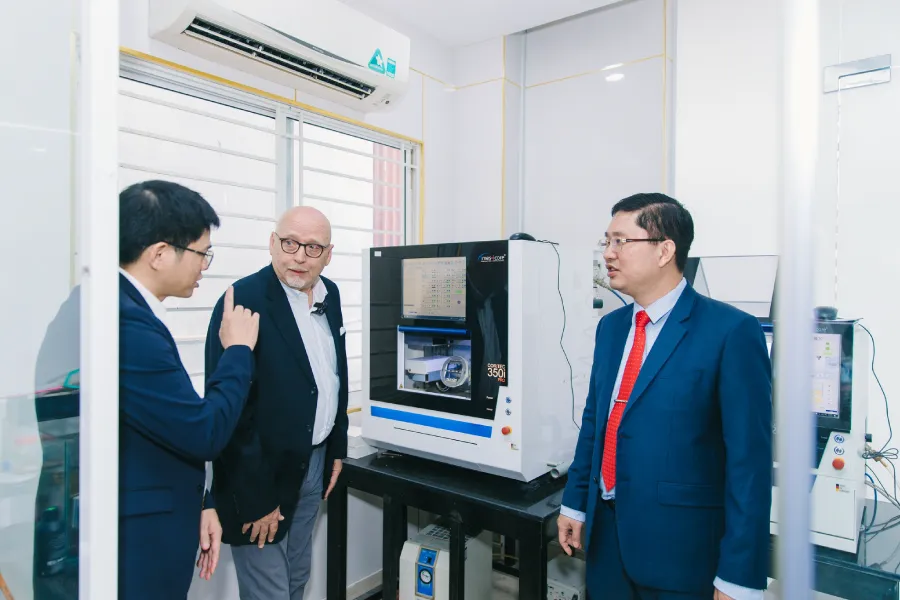 Đại diện Imes-Icore giới thiệu 2 máy chế tác răng sứ CORiTEC 350i Pro và CORiTEC 250i Dry