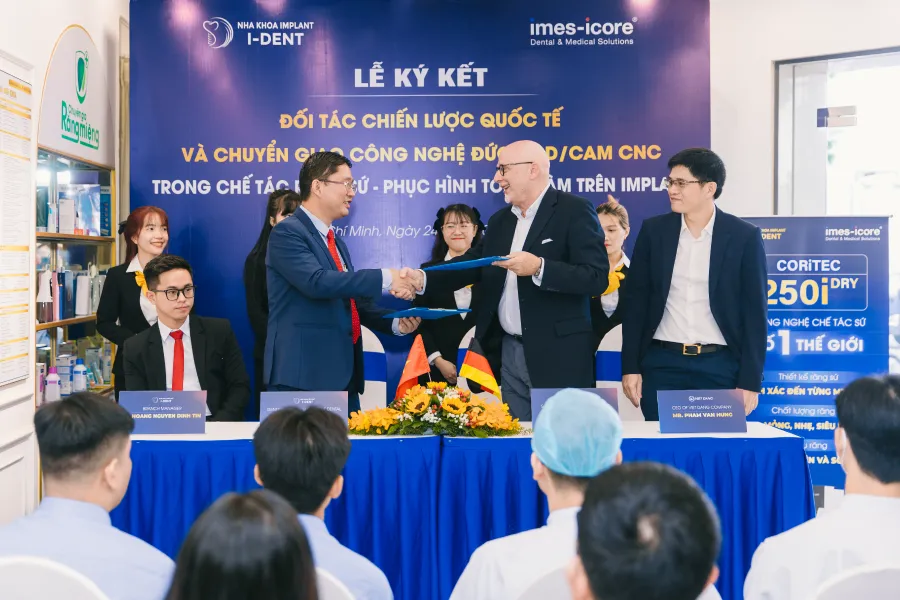 Đại diện 2 bên tiến hành ký kết