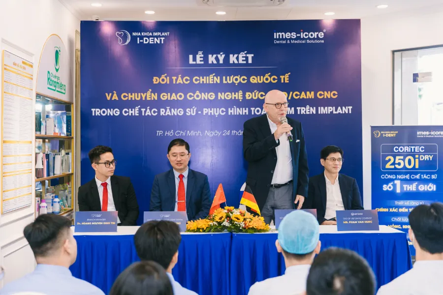 Đại diện Imes-Icore giới thiệu 2 máy chế tác răng sứ CORiTEC 350i Pro và CORiTEC 250i Dry