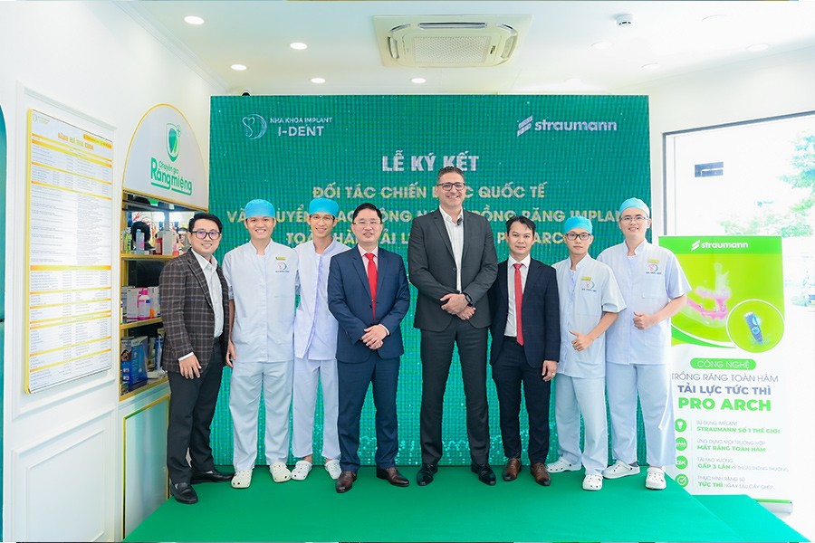 Tap-the-bac-si-nha-khoa-I-Dent-va-cac-khach-moi-cung-co-mat-trong-buoi-le-ky-ket