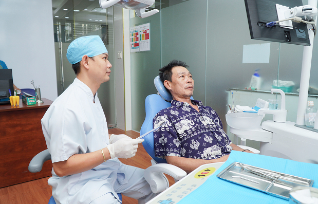 Dr. Mai Hong Thai Always Performs A Comprehensive Oral Health Examination.