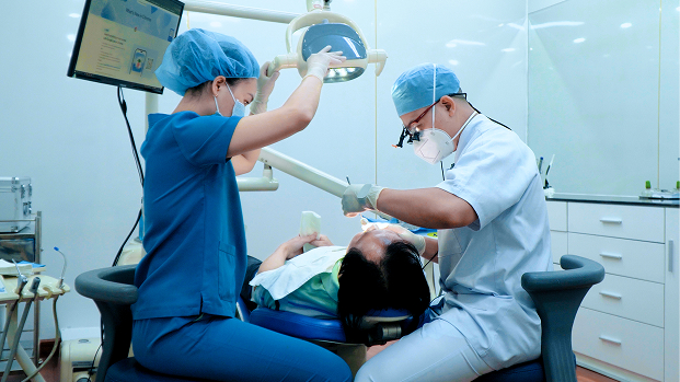 Dr. Nguyen Quang Linh Always Conducts A Comprehensive Oral Health Examination.