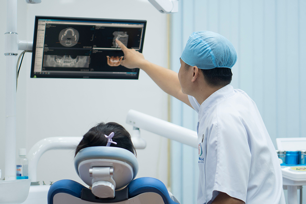 Dr. Nguyen Hoang Nhan Always Performs A Comprehensive Oral Examination.