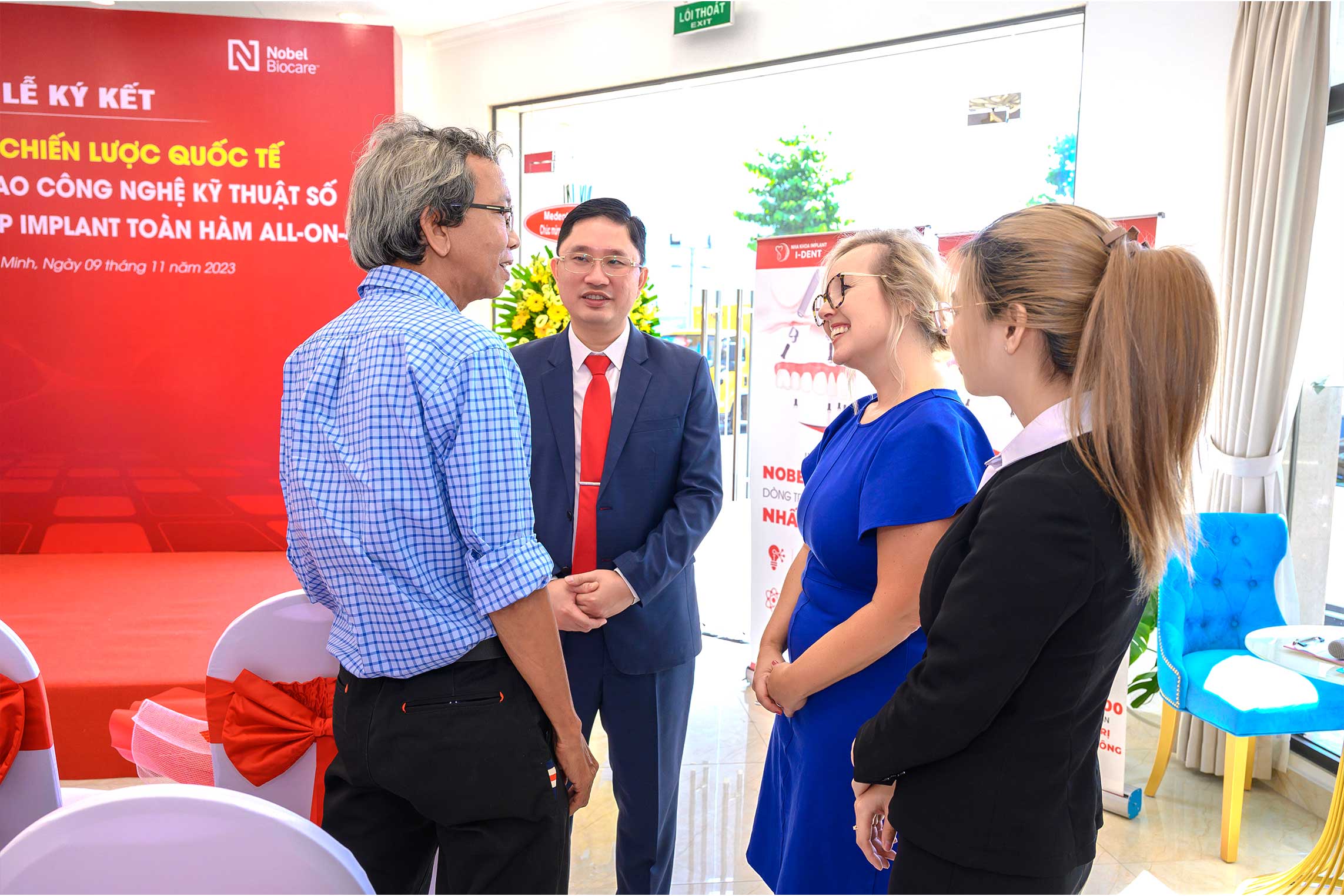 Khách hàng nha khoa trò chuyện cùng bà Jonathan, Sheree H