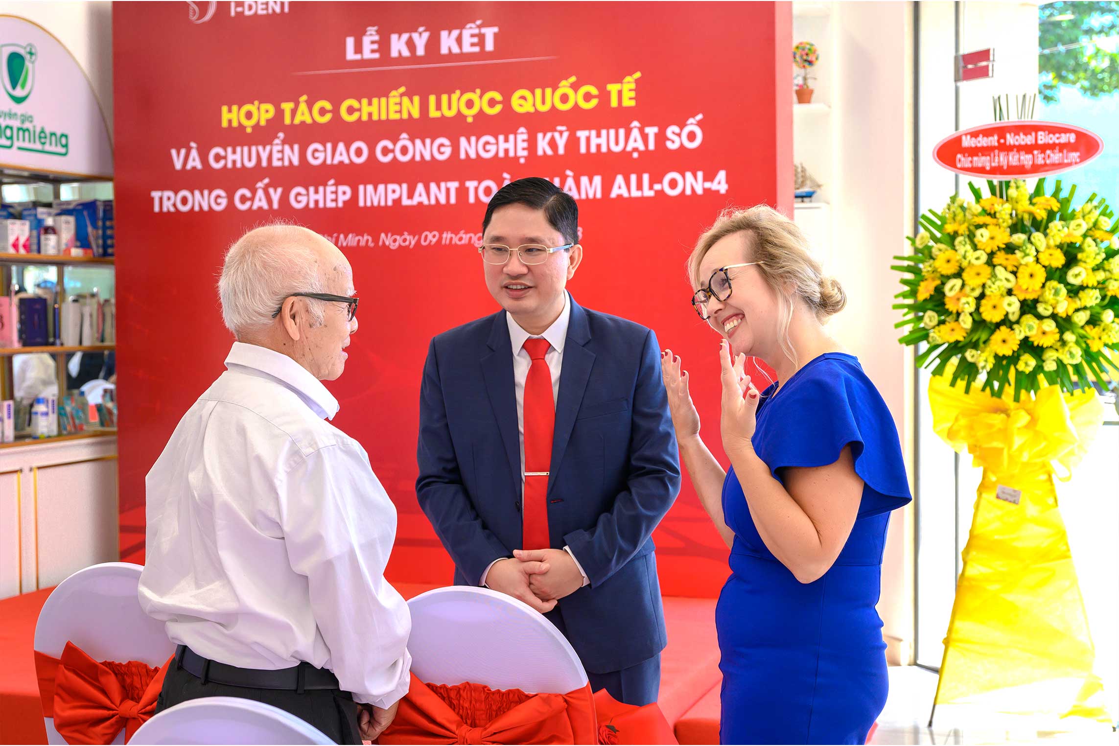 Khách hàng nha khoa trò chuyện cùng bà Jonathan, Sheree H