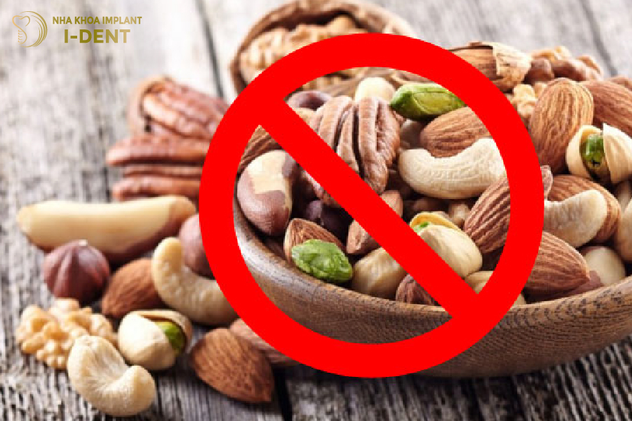 Những đồ ăn cứng, dai sẽ tác động xấu đến vết thương.