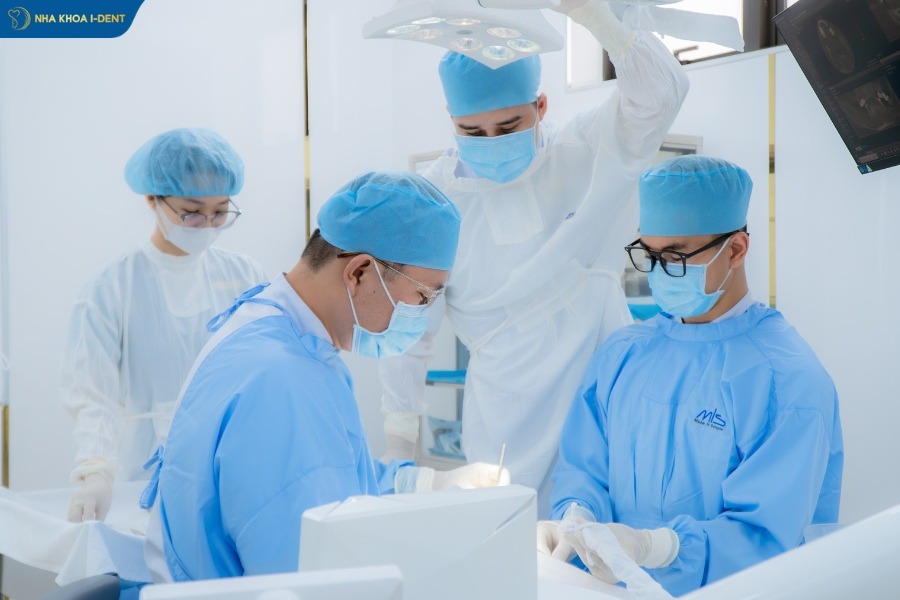 làm răng implant có đau không