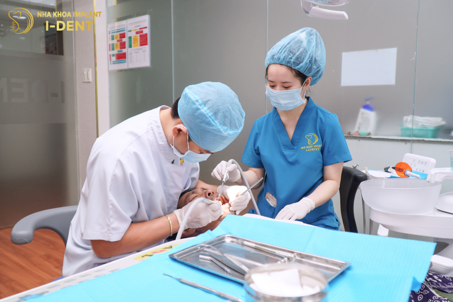 Khách hàng quay lại gắn răng tạm 